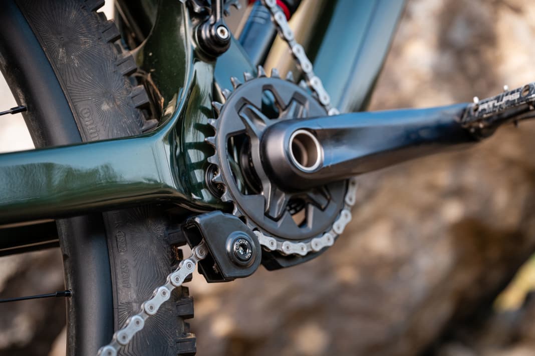 Deviate's Chainguide not only keeps the chain on the chainring in rough terrain, but according to Deviate it also makes a difference in terms of durability and noise development.