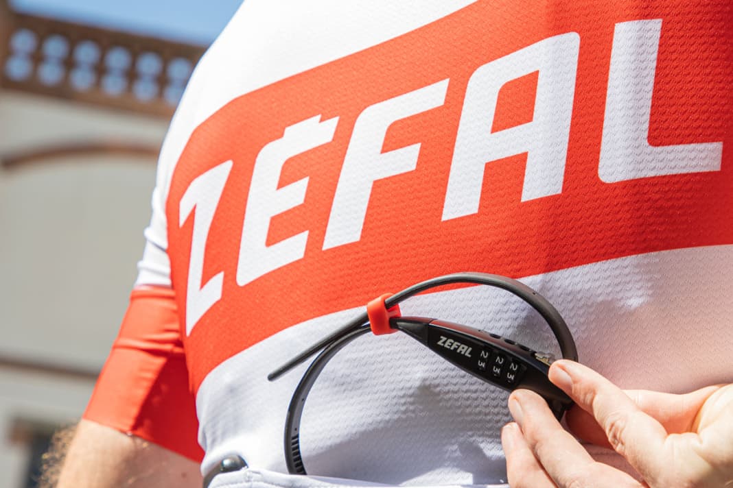 L'antivol pratique K-Traz Zip3 de Zefal permet de sécuriser aussi bien la selle que les pneus ou les bagages. De plus, il se glisse parfaitement dans la poche du maillot.