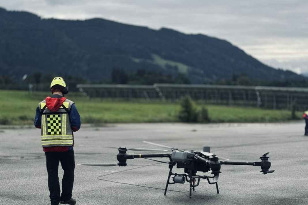 Personen kann die DJI-Drohne noch nicht aus dem Berg retten, aber immerhin Notfall-Equipment bis 30 Kilo an die Unfallstelle bringen.
