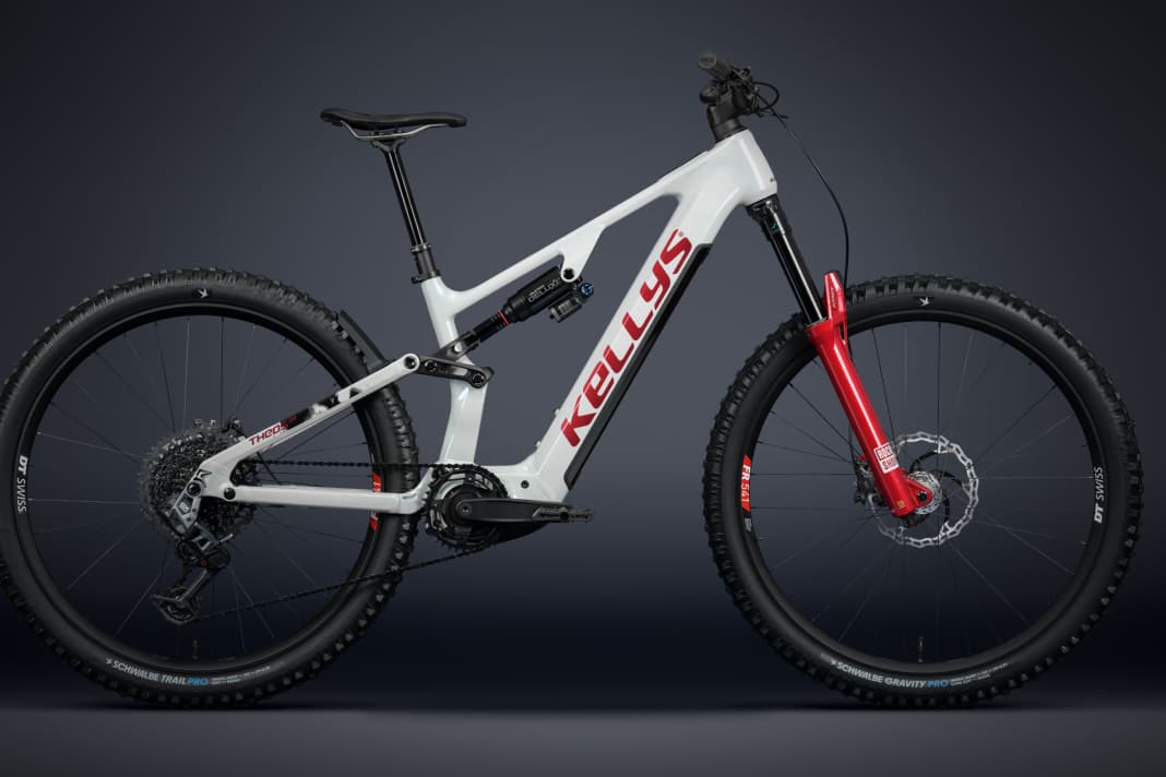 Das Kellys Theos AX kommt mit 170/160 mm Federweg als sportliches E-Enduro.