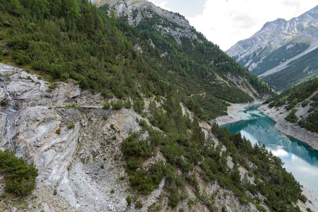 Gang rausnehmen, rollen lassen und den Trail genießen: Vom Passo Gallo geht's sechs Kilometer bergab. Erst unten, knapp über dem See, heißt es wieder kurbeln.