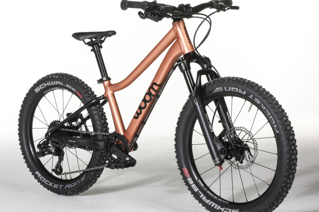 Suspension fork and mountain bike tyres: Even 20-inch bikes like the Woom Off Air 4 have everything on board to have fun off-road.