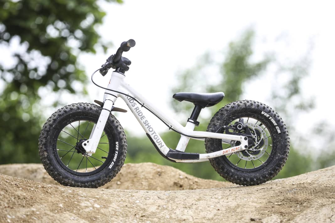 The Dirt Hero can be fitted with either 12-inch or 14-inch wheels. With the rear brake, it costs 439 euros.