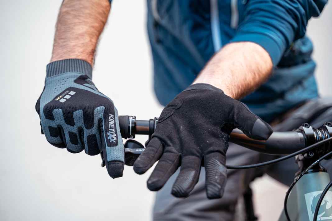 Der deutsche Hersteller Kinetixx hat mit dem Liroy eine spannende Alternative zu klassischen Fahrradhandschuhen im Programm