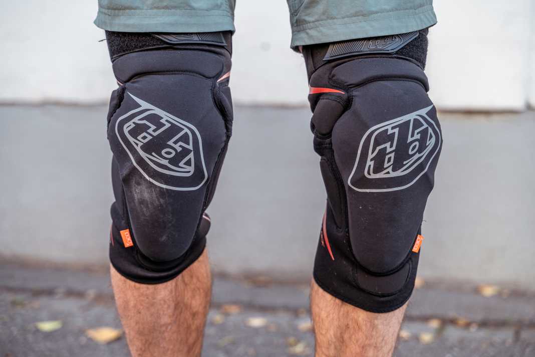 Choice of Champions: Der Troy Lee Designs Raid Knee vermittelt schon im Stand viel Sicherheit