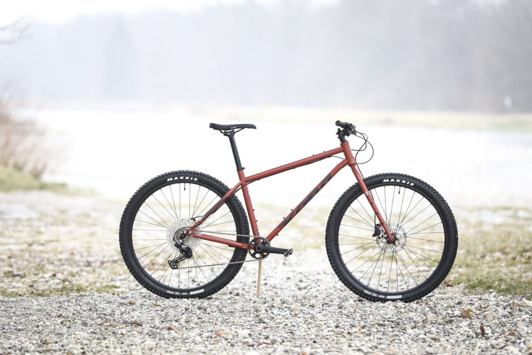 Steel frame, rigid fork, fat tyres: There are very few bikes like the Kona Unit X on the market.
