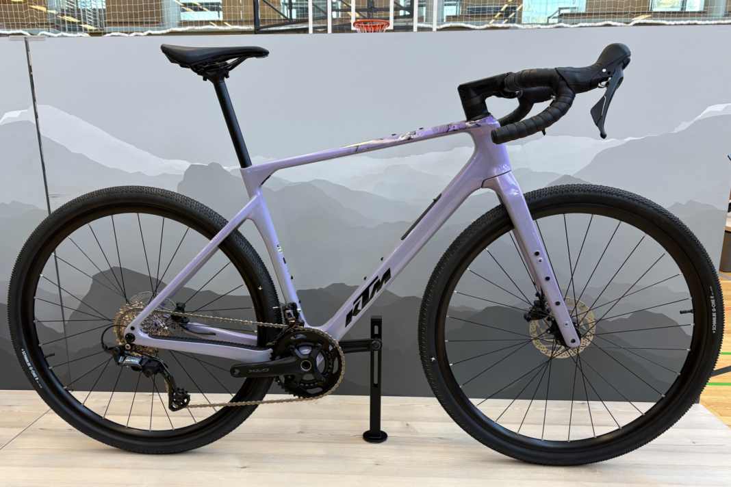 Das KTM Gravelator Pro 2X ist ein vielseitiges Carbon-Gravelbike für Fahrer, die Tourentauglichkeit und sportliches Potenzial verbinden möchten. Der Preis von 1.899 Euro ist mehr als fair.