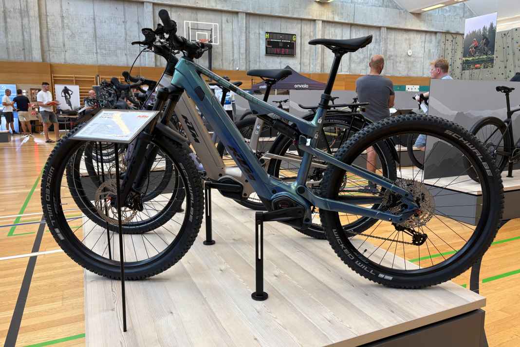 KTM modernisiert sein E-Tourenfully: Das Macina Lycan Elite CX-R kommt 2027 mit Carbonrahmen, 29 Zoll und dem Race-Motor von Bosch.
