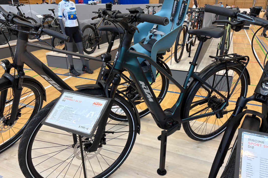 KTM is giving the Macina Superbelt 10 Di2 city e-bike a slight revamp for 2027.