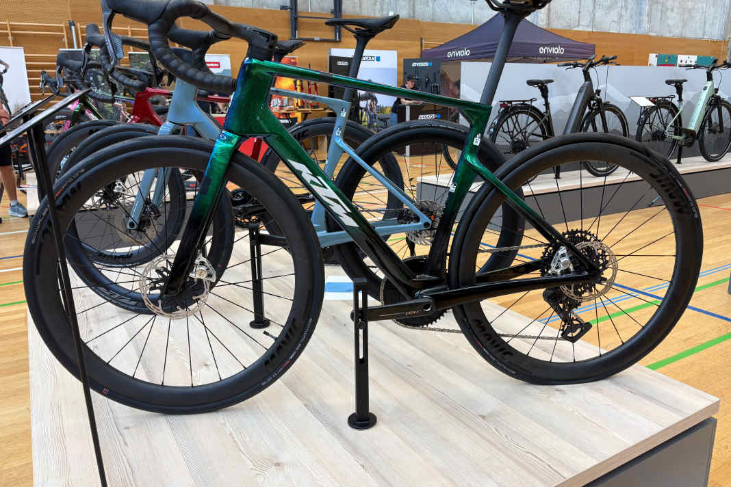 Das 2027er KTM Revelator Syro Prestige in grüb-blau schimmerndem Effektlack namens Crystal Gecko.