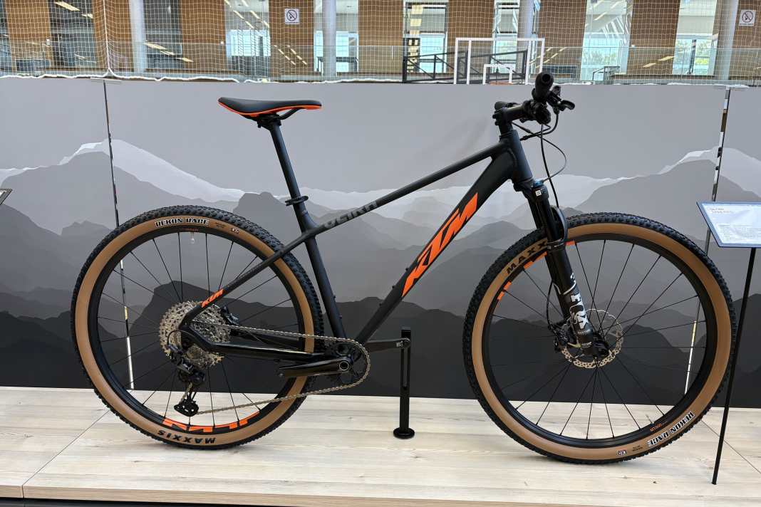 Das KTM Ultra 1964 Pro kostet 2099 Euro und trägt trotz Alu-Rahmen eine funktionale MTB-Ausstattung.
