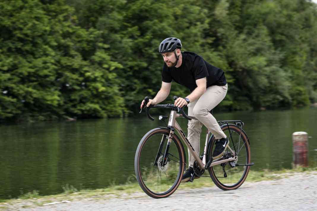 The riding position on the X-Strada LFC is sporty. Grippy tyres provide confidence on gravel, but slow you down a little on the road.