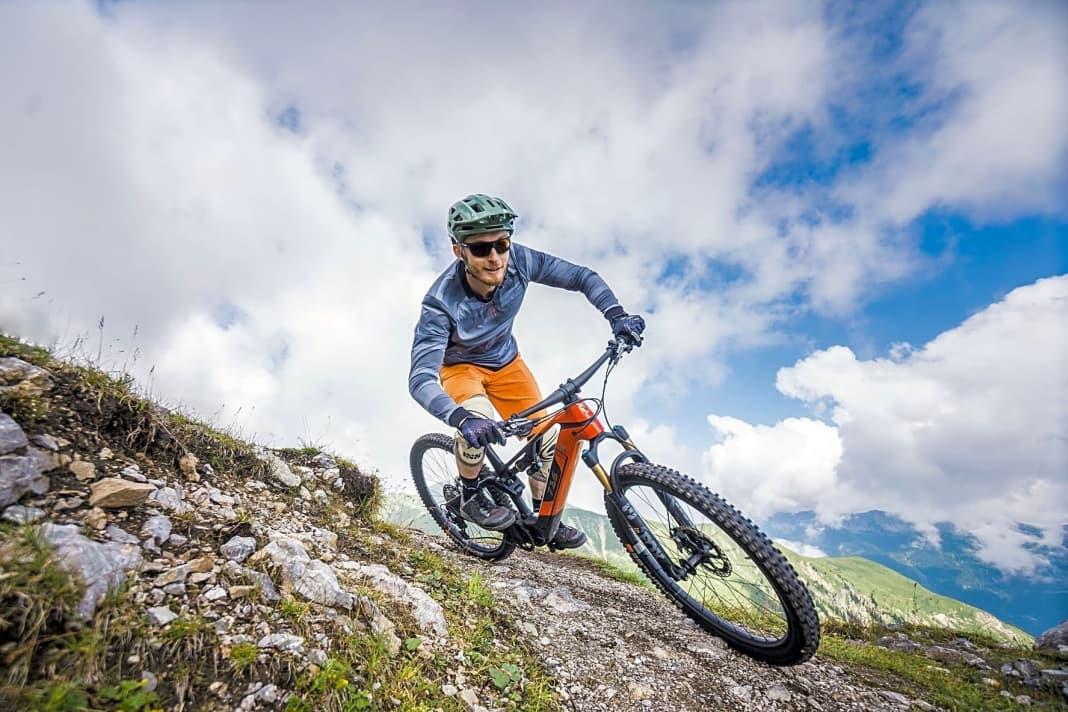 With the brand new R.X735, Rotwild wants to close the gap between the R.X375 light bike and the R.X750 big mountain model. The result: a super-light trail bike for a well-heeled clientele.