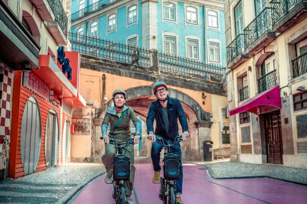 Die Pink Street ist nur eines von vielen Highlights in Lissabon und macht ihrem Namen alle Ehre.