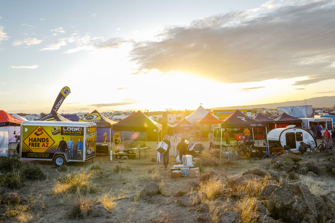 De paddock ligt midden in de Sonorawoestijn. Sommige deelnemers kamperen er de hele week.