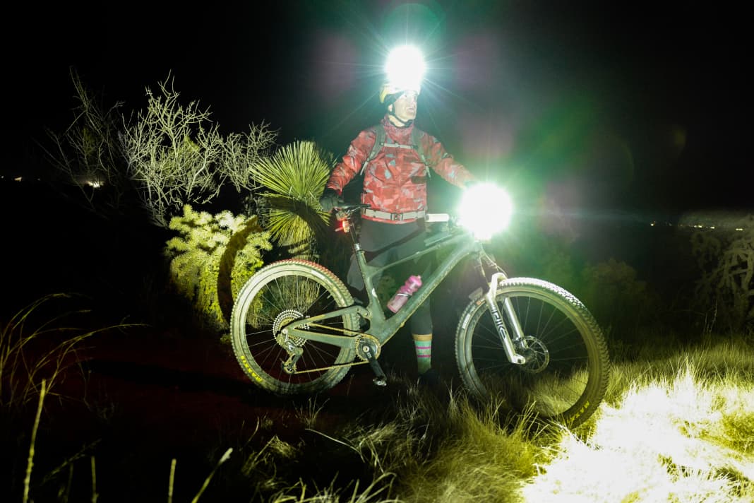 It's half-time at midnight: reporter Henri Lesewitz's legs are already begging for degrees, but that's the point of 24-hour races after all. The desert is now as black as a pharaoh's tomb, but thanks to the power light, night turns to day.