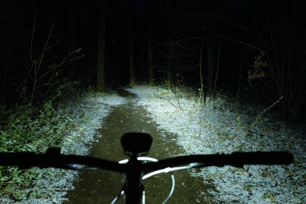 Gelijkmatige verlichting, bovenste gezichtsveld: De Lupine SL AX met volledige verblinding.