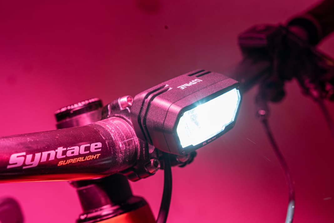 Nice and compact, positioned centrally in front of the handlebars – the usual high quality you’d expect from the Lupine SL MiniMax AF