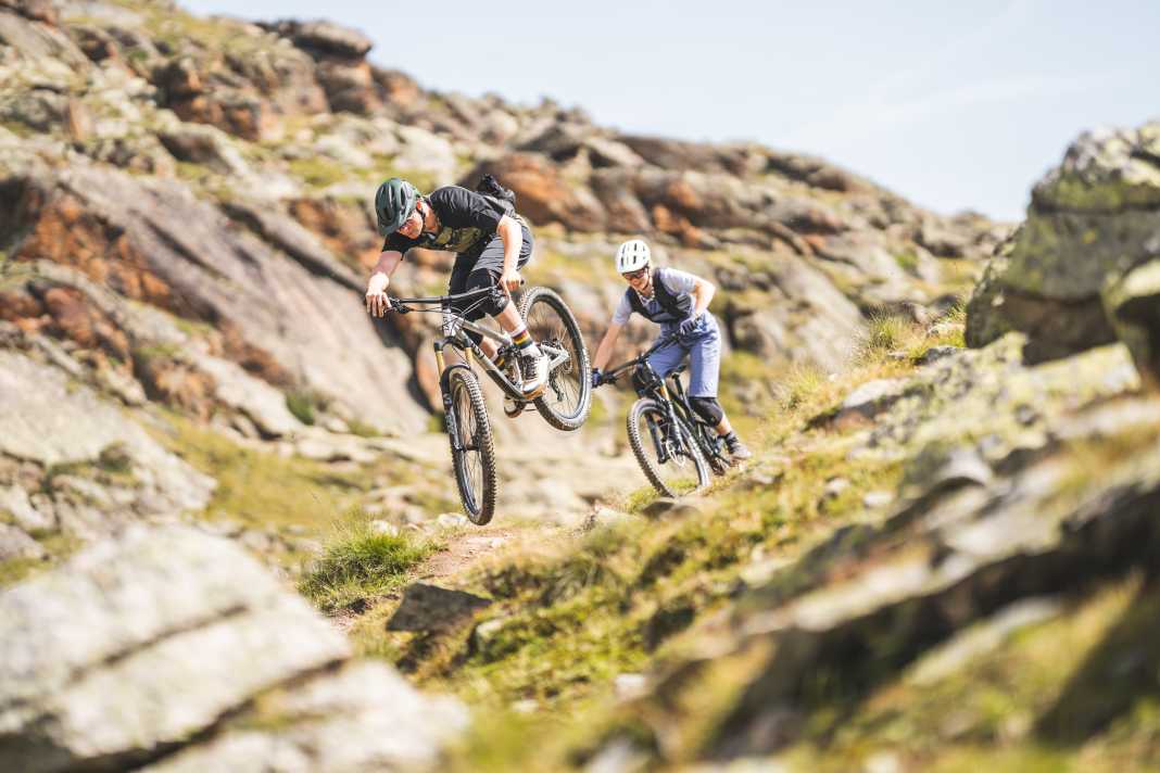Geht es im Downhill schnell zur Sache, hält man mit der langen und extrem flachen Geometrie des Clay die Trümpfe in der Hand: 63,8 Grad Lenkwinkel, 498 Millimeter ­Reach – Werte dieser Größenordnung stehen auch ausgewachsenen Enduros gut zu Gesicht.