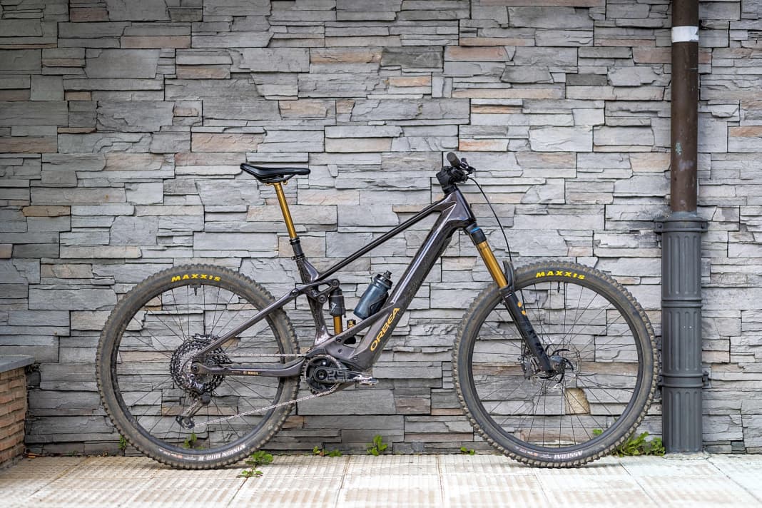 The new Orbea Wild comes with a permanently installed battery. This means that even our test bike with aluminium wheels, downhill tyres and 750 battery weighs just under 23 kilograms.