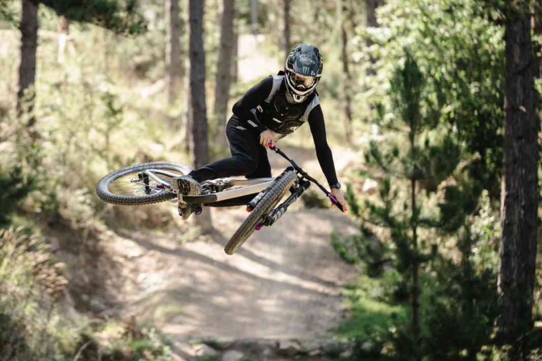 Leatt 1.0 Ride Kit: Gravity-Kombi aus Langarm-Trikot und Hose für 99 Euro.