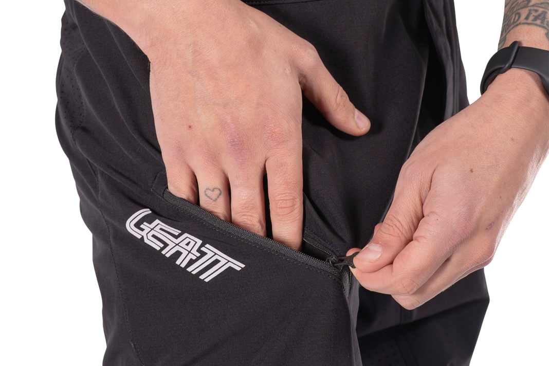 A thigh pocket with zip and a back pocket with Velcro fastening offer secure storage space.