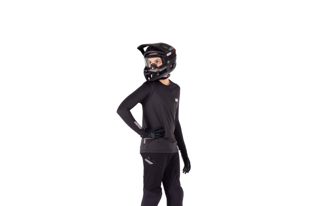 Colour: black/black, price: 89 euros, sizes: from 110 cm.