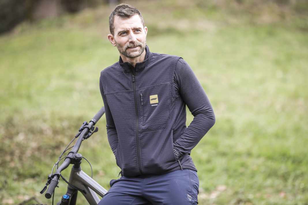 Leatt hat mit der ThermaFlow 5.0 eine Trail- und Enduro-Weste im Programm, die vor allem in der Übergangszeit den Körper auf Betriebstemperatur halten soll.