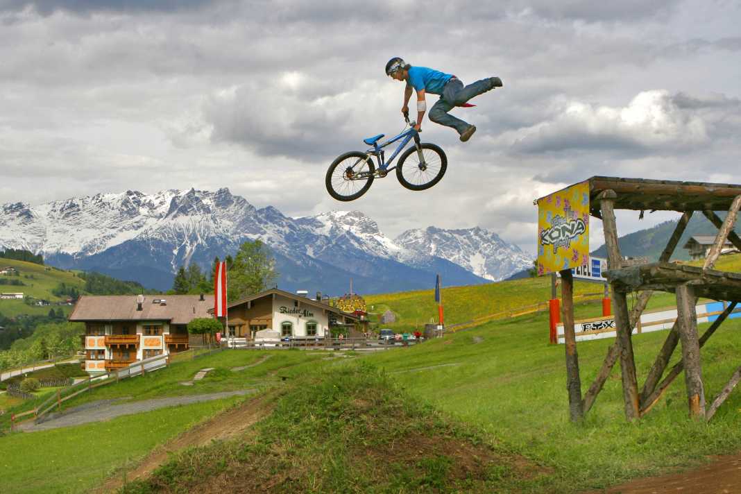 Hier ein Foto aus alten Tagen: Niels Winfeld tailwhipt über den ikonischen Drop an der Talstation.