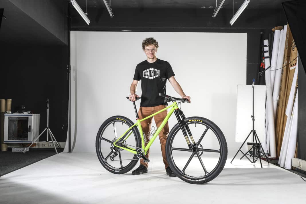 BIKE-Redakteur Jan Timmermann mit seinem selbstgebauten Leovelo Goliath 32-Zoll-Hardtail im Dreambuild.