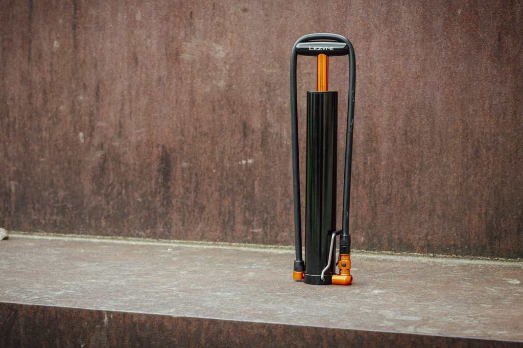 Lezynes Micro Floor Drive XL ist eine geschrumpfte Standpumpe mit riesigem Volumen. Dafür schafft sie maximal 2,4 bar Druck in den Reifen