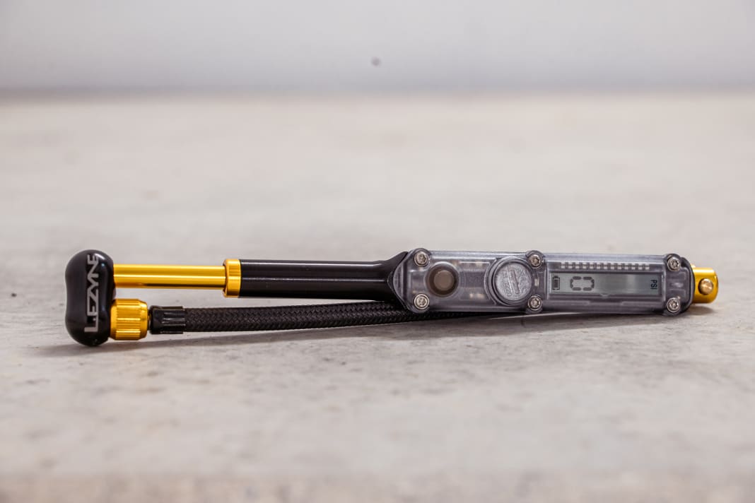 Die Lezyne Digital Shock Drive hat die perfekte Größe für unterwegs