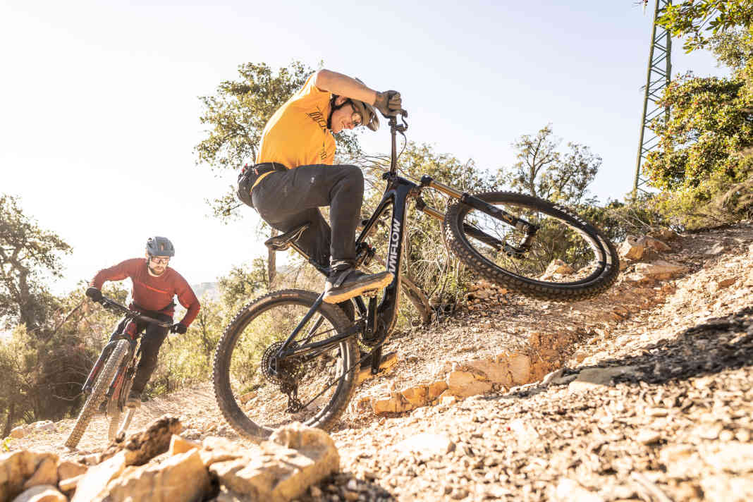 Just for show? In a comparison test against Cannondale and BH, the Amflow PL Carbon has to prove what it's made of. And: whether the high motor power brings any advantages in practice.