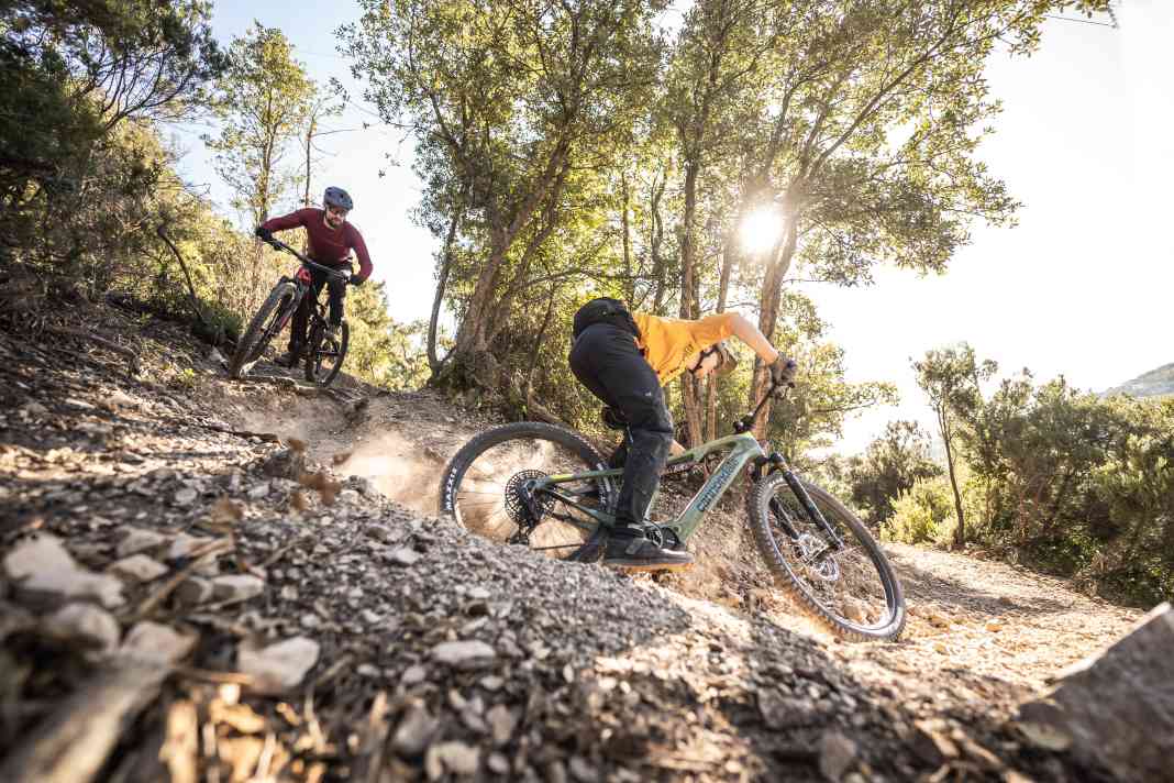 Downhill, the Cannondale is in its element. The competition is clearly left behind.