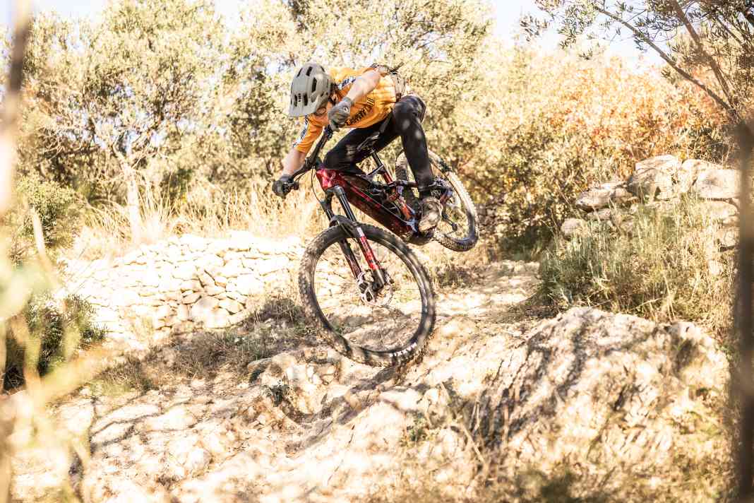 With 160 millimetres of suspension travel, the BH can also take a beating on rough terrain. Overall, however, the BH is more of a touring all-mountain than an aggressive enduro bike.