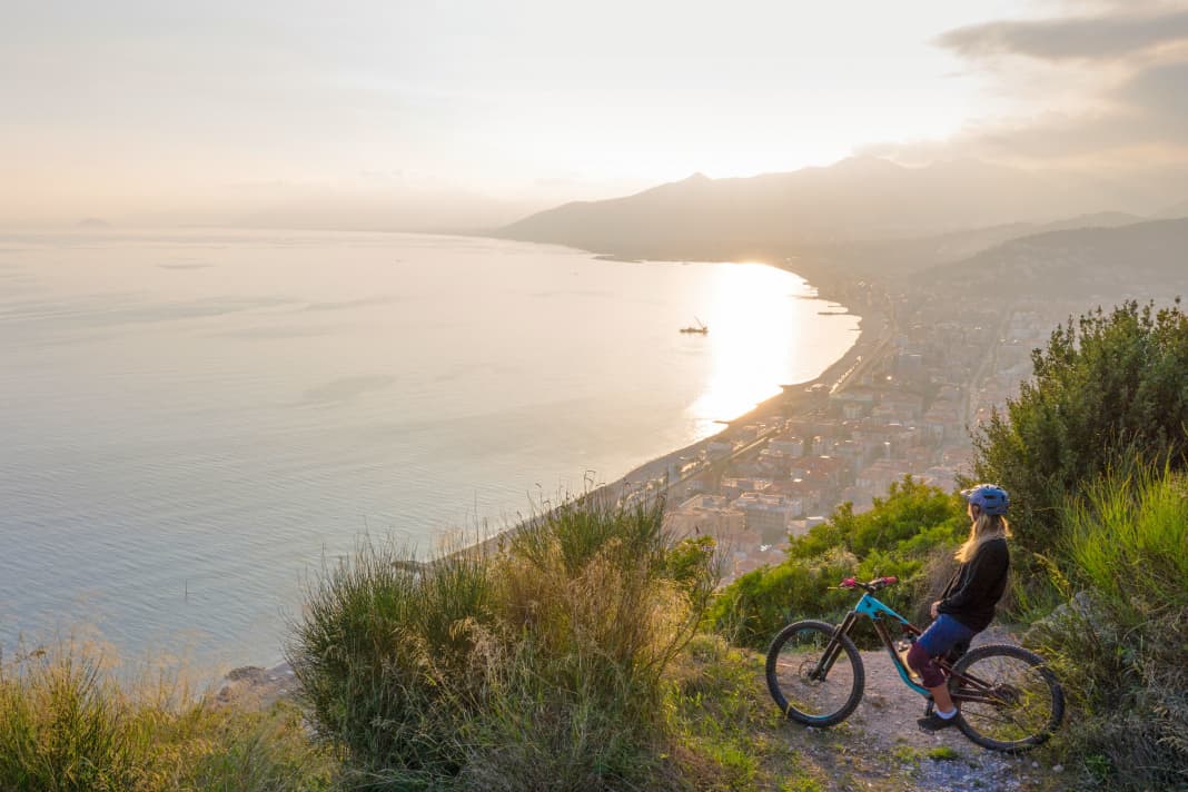 Die Ligurische Küste ist auch in den Wintermonaten schneefrei. Und nicht nur die: Hinter der Grenze nach Frankreich wartet die Provence mit ihren Superspots.