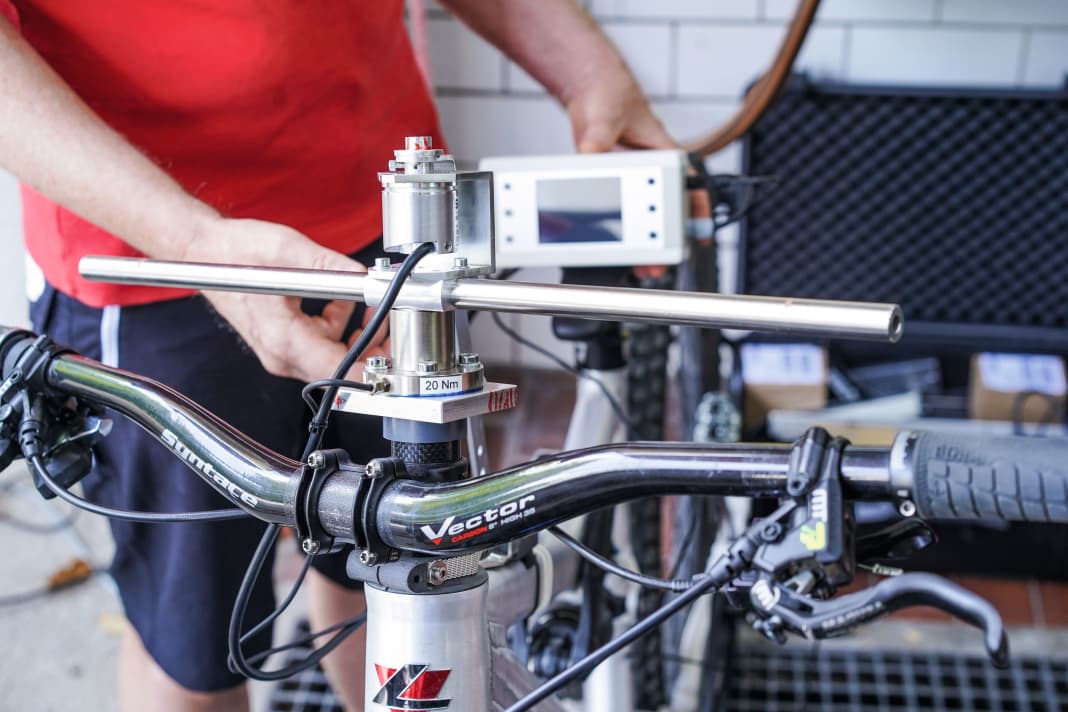 The precise measuring equipment measures the forces during steering and thus enables the system to be fine-tuned.