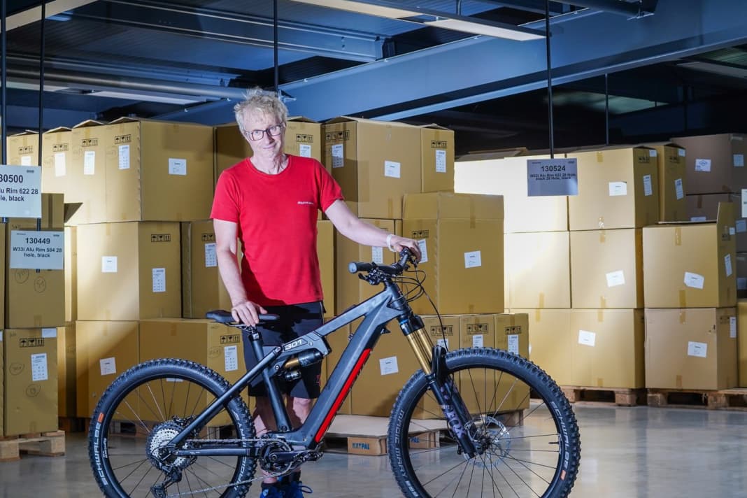 Jo Klieber presents a Liteville 301 CE. The top tube contains his latest invention: K.I.S.