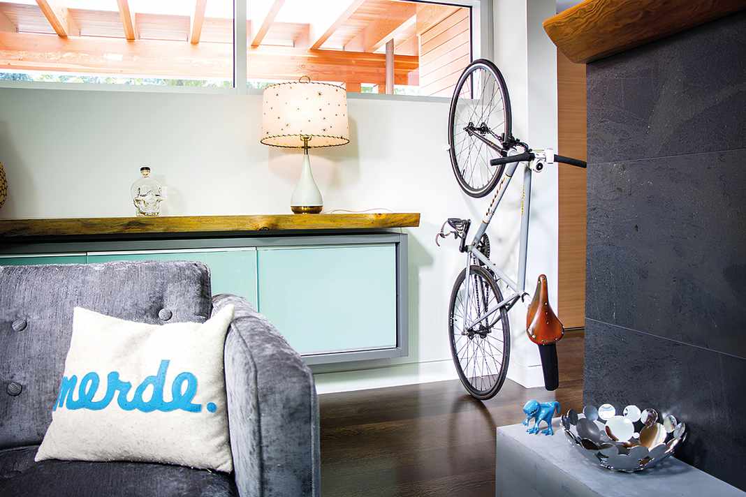 Das Fahrrad als Teil der Wohnungseinrichtung mag gewöhnungsbedürftig sein, ist aber die Lösung, was Diebstahlschutz und schnellen Zugriff angeht.