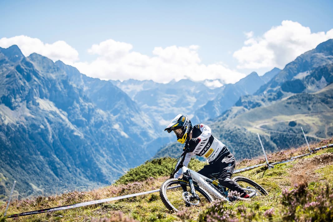 Alexandre Cure, team-mate of Fabian Barel in the Canyon team, in front of the panorama of the penultimate E-Enduro stop in Loudenvielle.