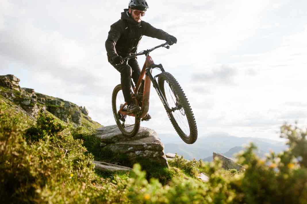 Als Allmountain will das neue Lapierre Zesty CF 2025 ein Überflieger in jedem Gelände sein.