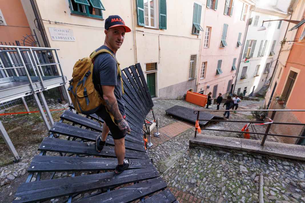 Sharkfin: ein 90°-Absprung. „Da gab es viel Kopf-Gekratze und Kinn-Gereibe wie sich das springen lässt. In Training und Quali brachen sich zwei oder drei Fahrer die Beine“, sagt Fischi.