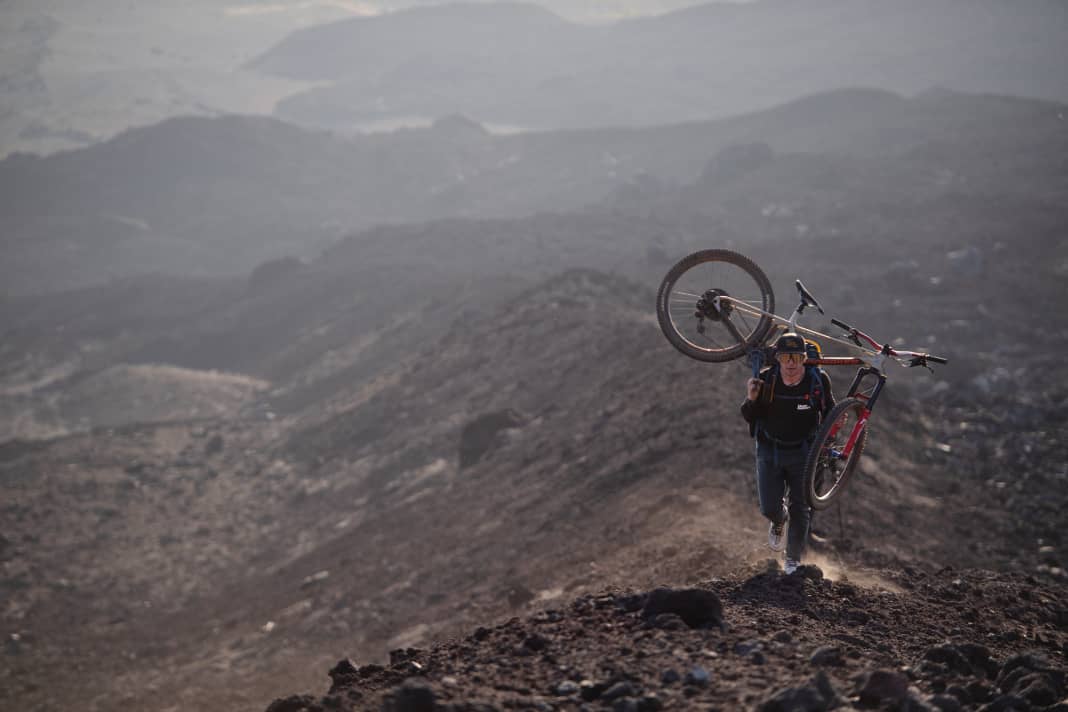 In the winter of 2022/2023, Richard Gasperotti climbed the three most active volcanoes in Guatemala and rode his bike down them: Pacaya (2552 m), Acatenango (3976 m) and Fuego (3768 m).
