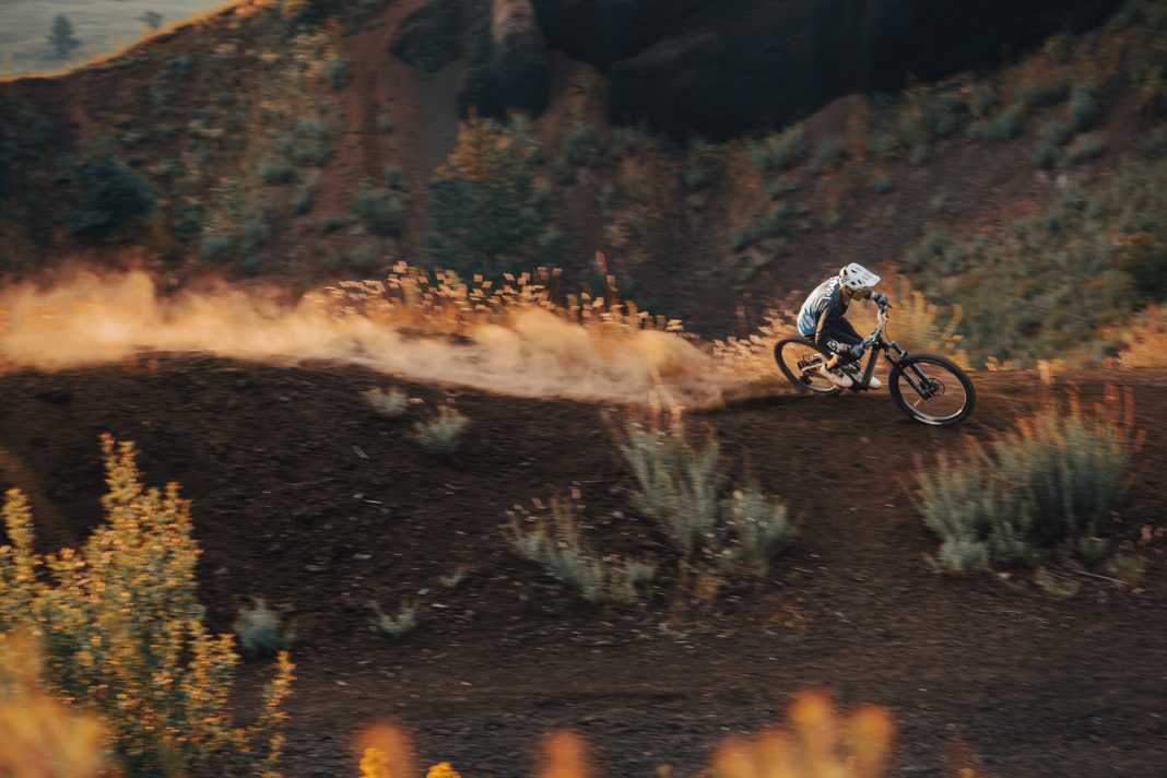 Dust cloud on the rear wheel like a tail of flame: Richard Gasperotti roars along the ridge, making every photographer's heart leap for joy.