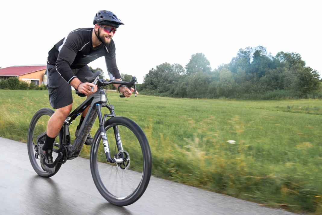Laufruhe trifft auf Fahrspaß, Schotter auf Trail und Asphalt, Flexibilität auf grenzenlose Freiheit. Das M1 FullGravel ist ein Hybrid aus Mountain- und Gravelbike. Das bestätigen auch die Geometrie-Daten.