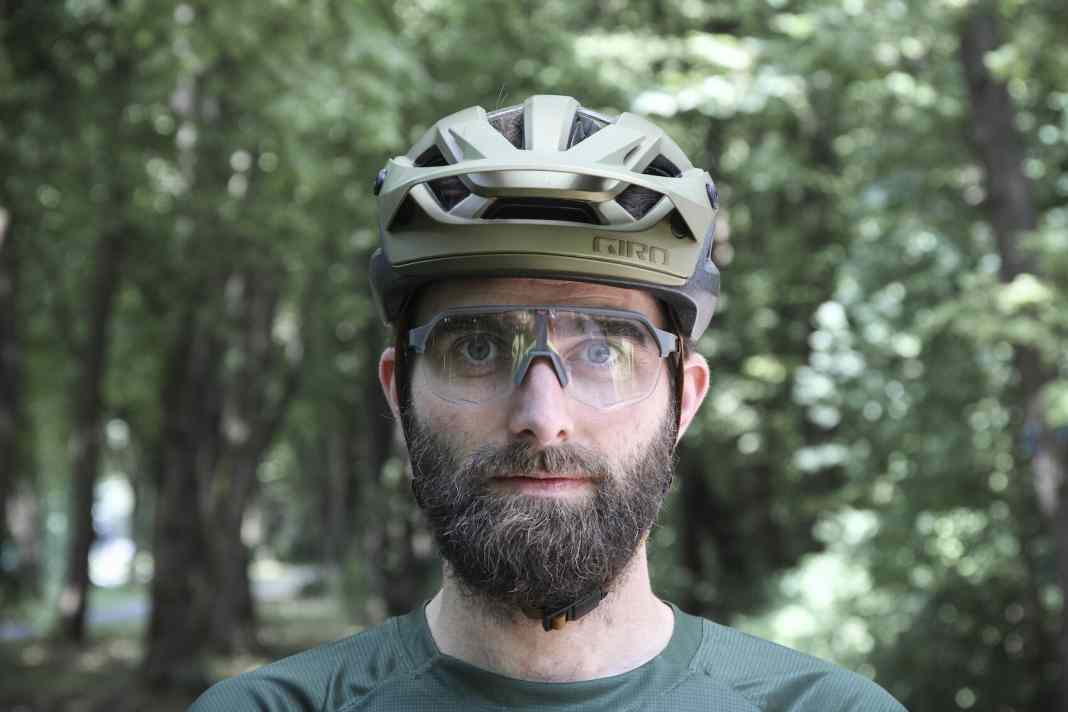 Die stylische S2 sitzt sicher und angenehm gummiert auf mittelbreiten Gesichtern.