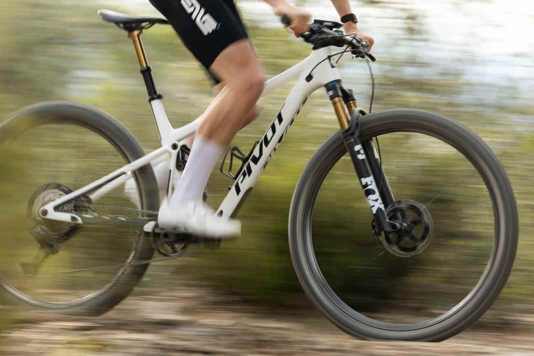 Pivot is making its Mach 4 SL race bike fit for demanding race tracks: More suspension travel and a more modern geometry are intended to extend the range of use.