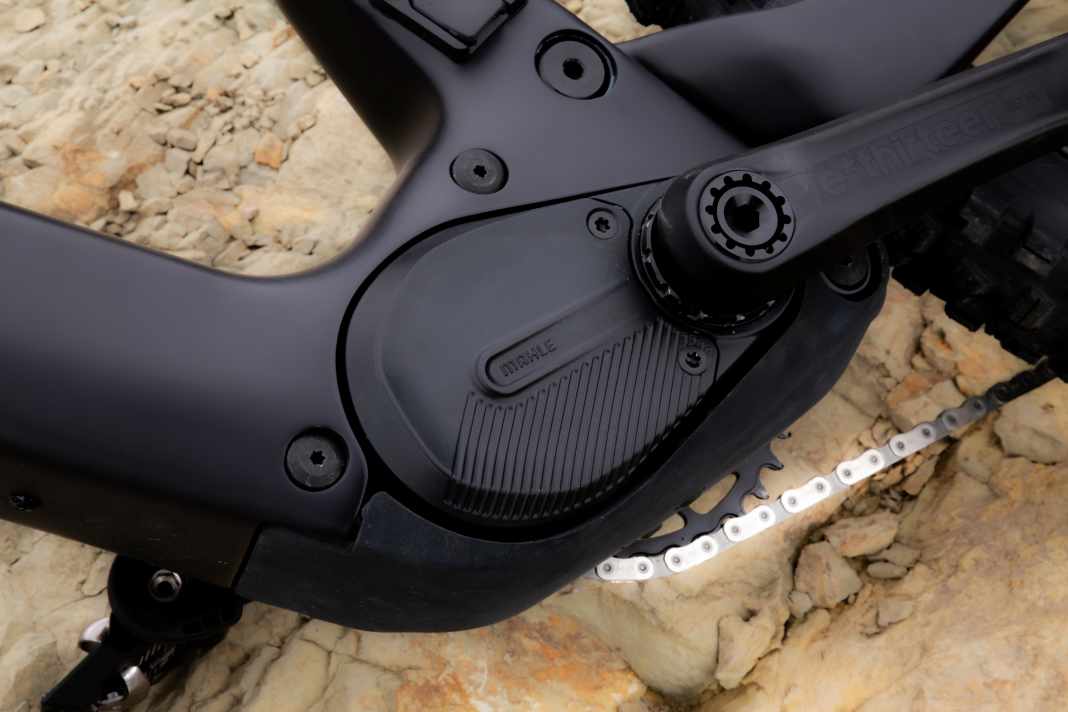 Visually, the Mahle M40 looks slim. The facts: 850 watts peak power with a weight of 2.5 kilos.