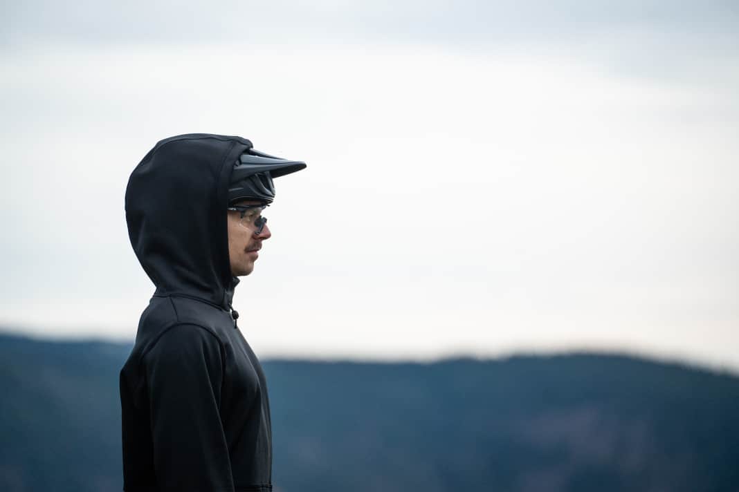 Large, helmet-compatible hood: fits securely over the helmet, elasticated cord for perfect adjustment.