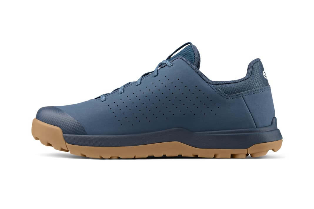 Der Crankbrothers Trail-MTB-Schuh ist erhältlich in blau...